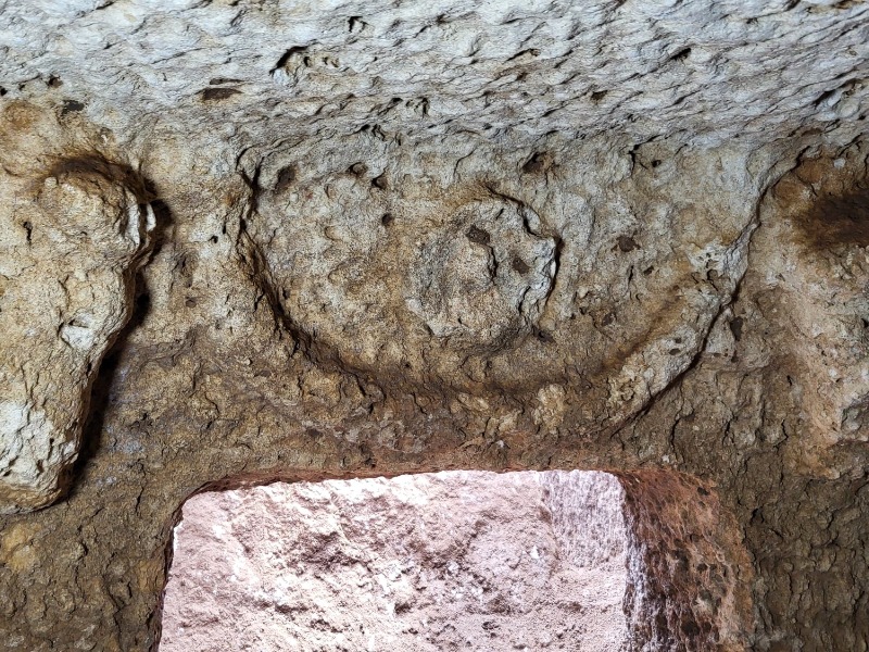 Tharsa Antik Kentte İki Boğa Başı Bulunan Mezar Bulundu